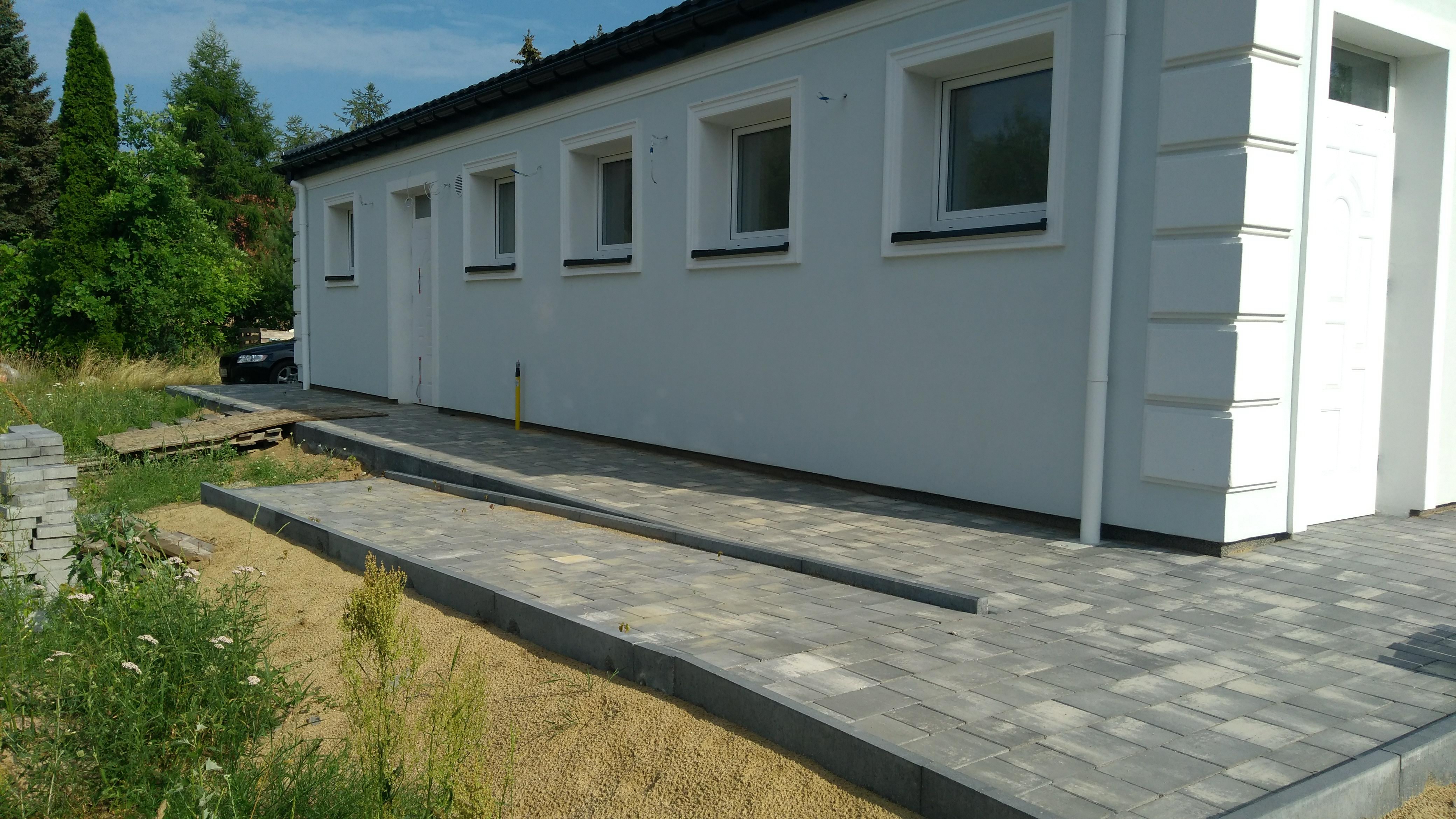 Sprzedam mini przychodnię lekarską 3 gabinety, 2 niezależne wejścia. Stan deweloperski. Działka 4000 m2, dodatkowo pozwolenie na budowę domu mieszkalnego. Powiat legionowski.