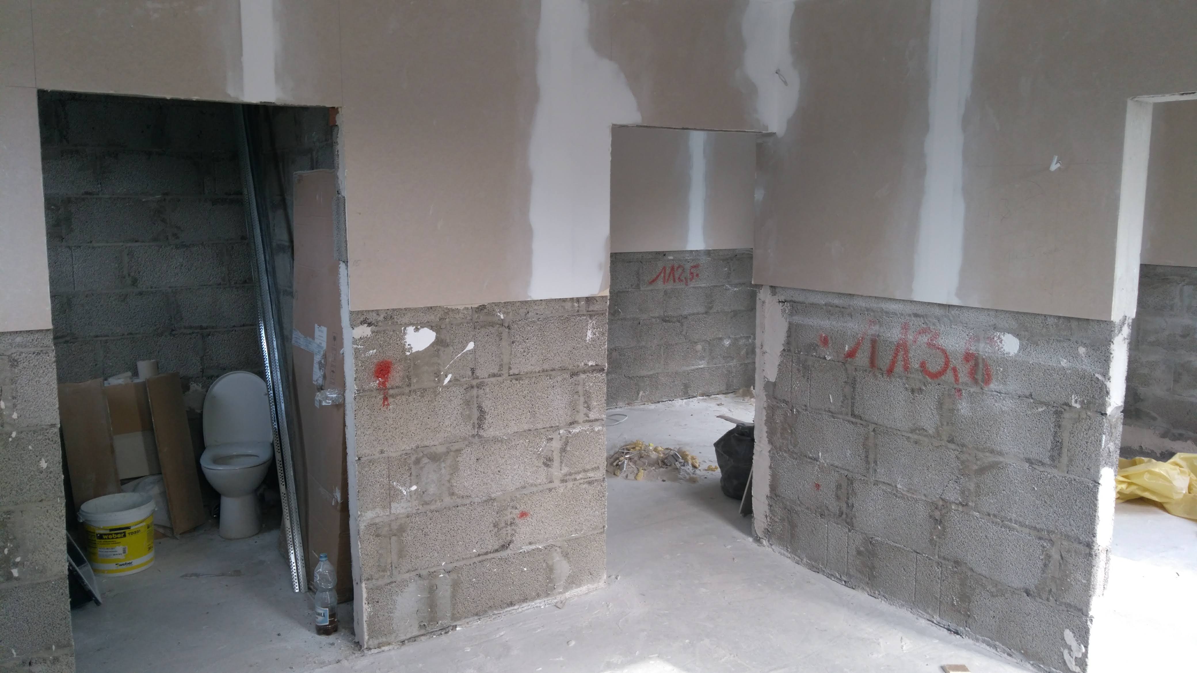 Sprzedam mini przychodnię lekarską 3 gabinety, 2 niezależne wejścia. Stan deweloperski. Działka 4000 m2, dodatkowo pozwolenie na budowę domu mieszkalnego. Powiat legionowski.