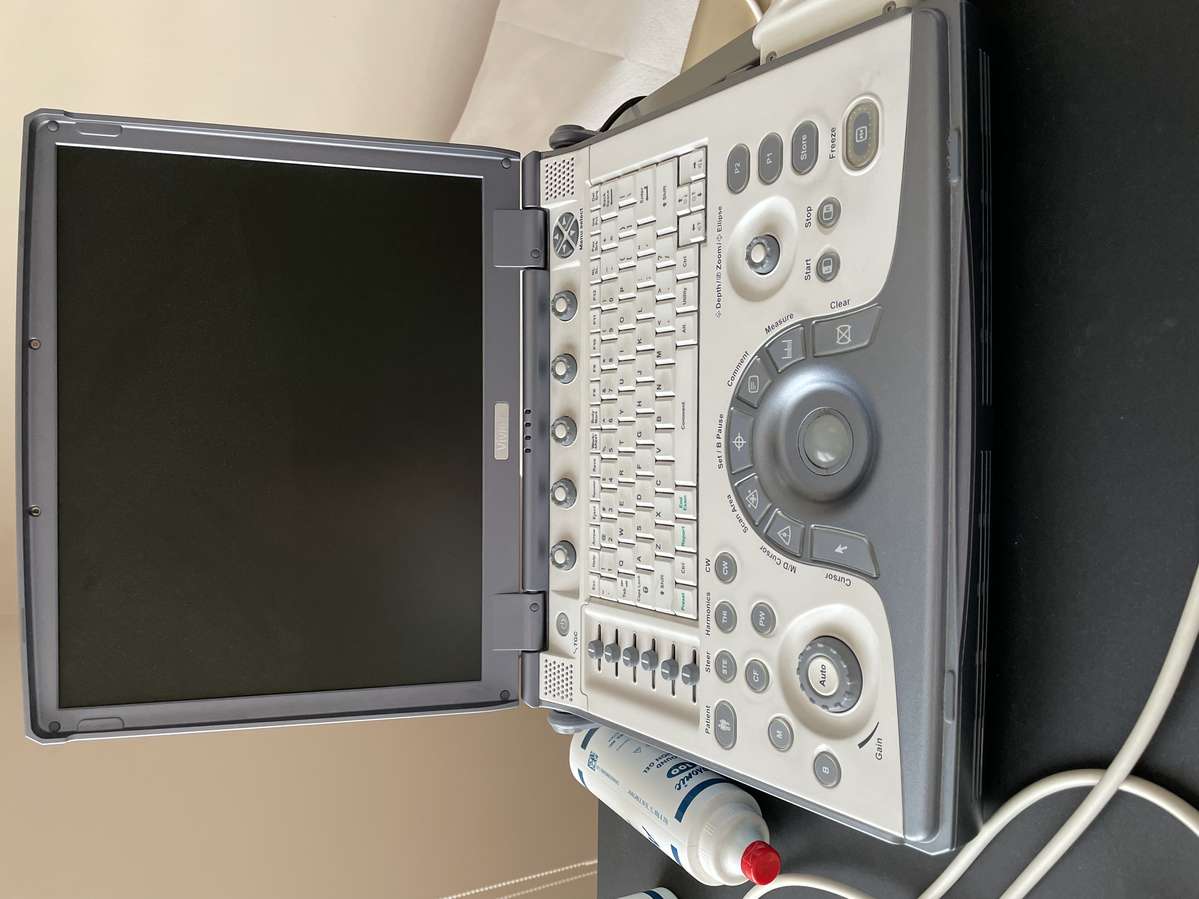 Sprzedam Vivid e z głowicą kardiologiczną sprowadzony z USA jako nowy w 2010r.. Stan bardzo dobry. Używany w gabinecie prywatnym przez jedną osobę - 15 badań tygodniowo. Preferuję kontakt mail lub SMS - oddzwonię. tel. 603060310