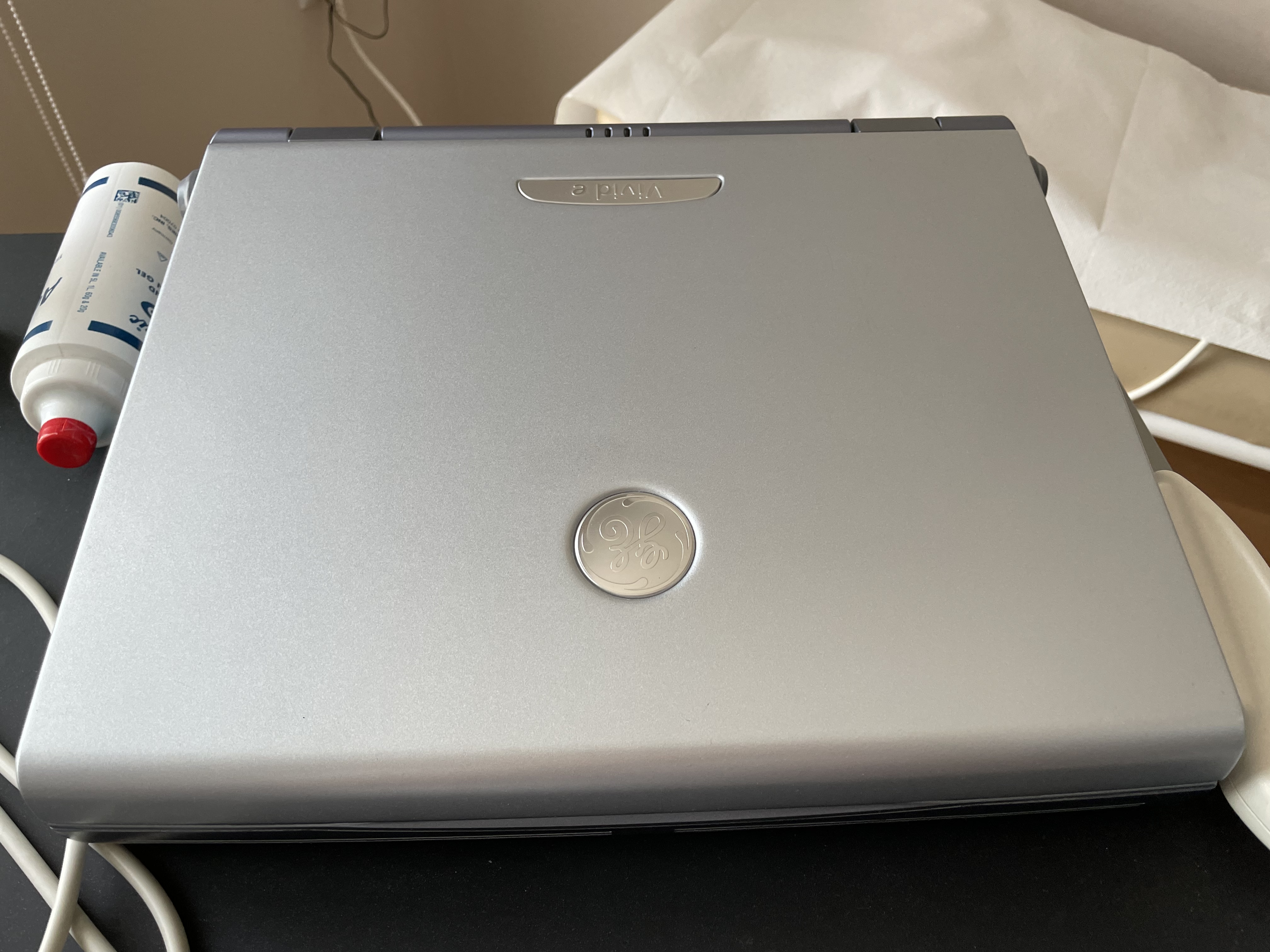 Sprzedam Vivid e z głowicą kardiologiczną sprowadzony z USA jako nowy w 2010r.. Stan bardzo dobry. Używany w gabinecie prywatnym przez jedną osobę - 15 badań tygodniowo. Preferuję kontakt mail lub SMS - oddzwonię. tel. 603060310