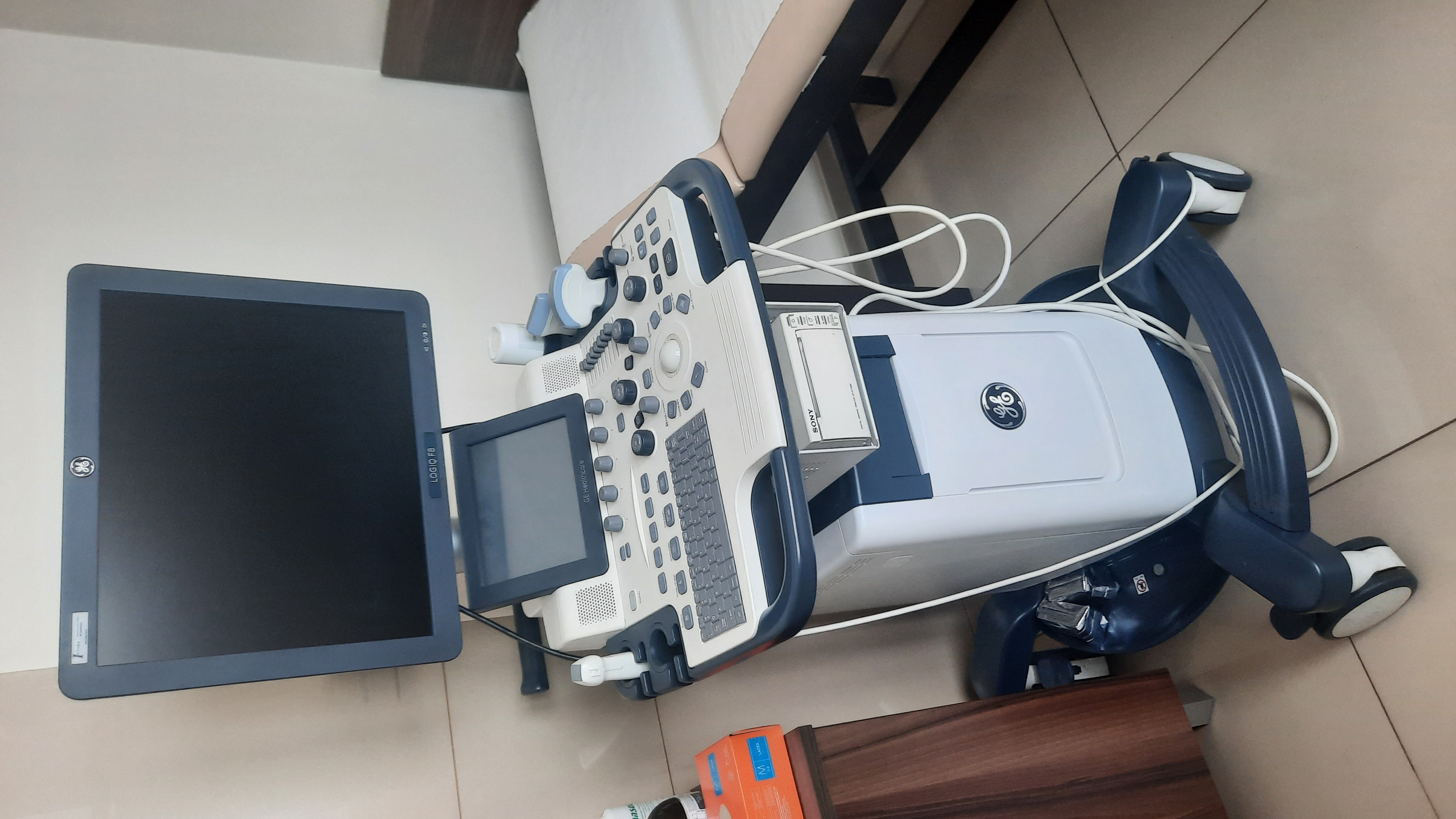 Aparat USG GE LOGIQ F8 Głowice : 3Sc, 4C-RS, 6L-RS